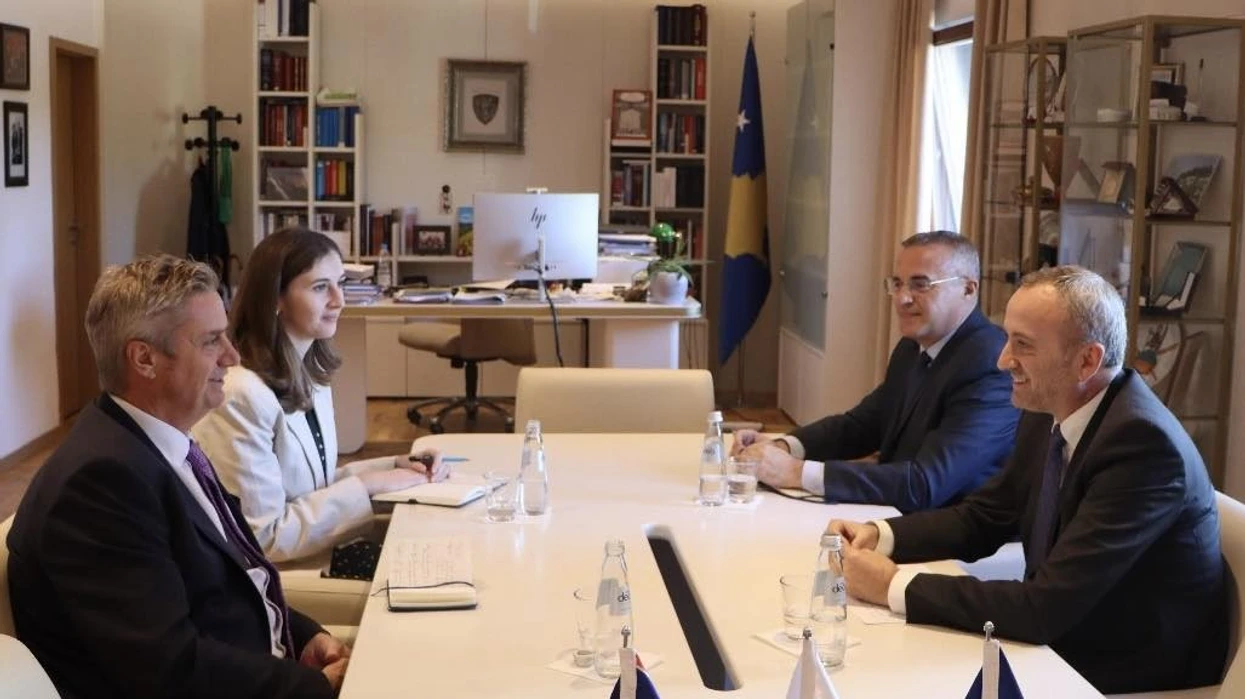 Ambasadori britanik: Vendimet e Kushtetueses duhet të respektohen për t’i dhënë fund ngërçit politik