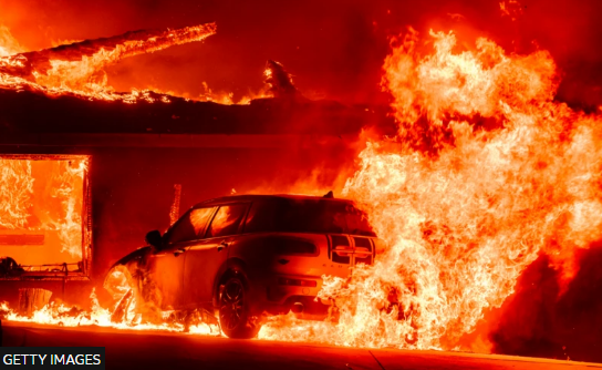 FOTOLAJM: Djegia e automjetit dhe shtëpisë gjatë zjarrit në Altadena