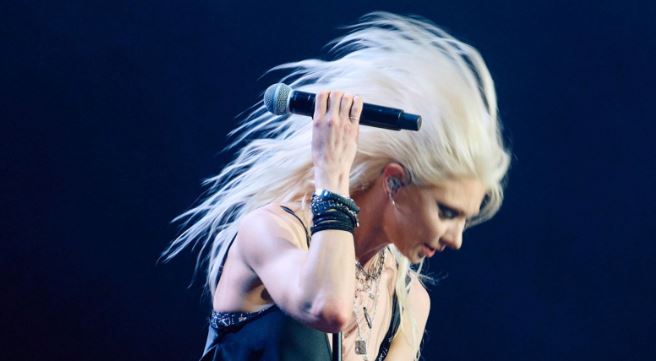 Taylor Momseun e kafshon lakuriqi