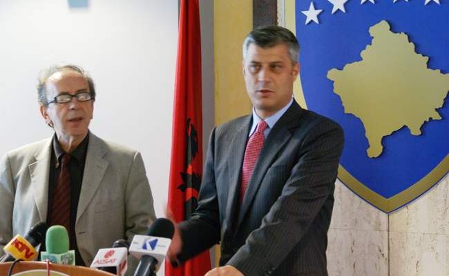 Besiana Kadare rikthen në kujtesë takimin historik të babait të saj me Hashim Thaçin