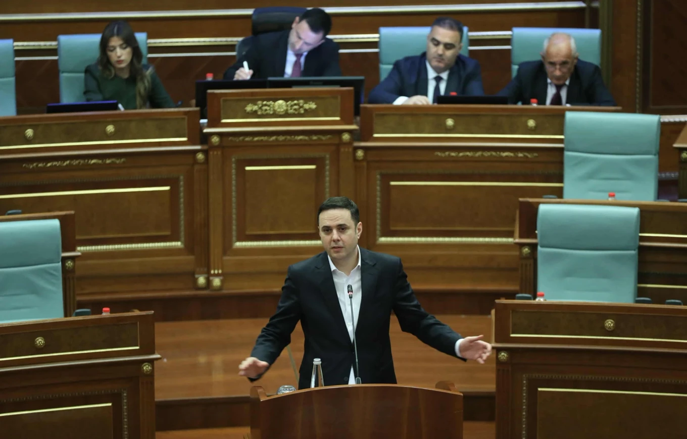 Abdixhiku krahason Kurtin me Don Kishotin: Zgjohet në një botë që e ka krijuar vet