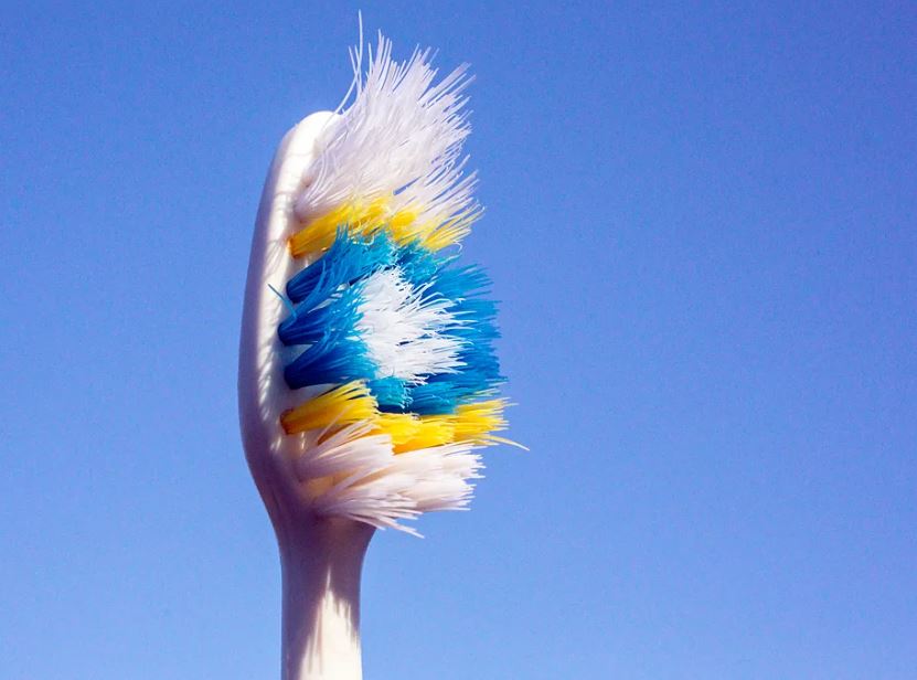 Furça juaj e dhëmbëve është plot me baktere