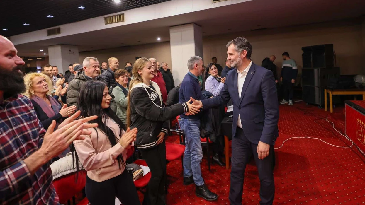 Hajrulla Çeku takoi komisionerët e Lëvizjes Vetëvendosje