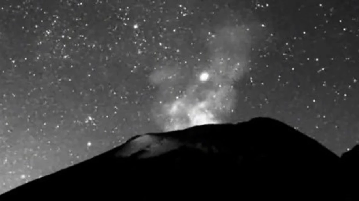 Një ‘UFO’ u pa duke fluturuar mbi vullkanin aktiv, përpara se të zhduket