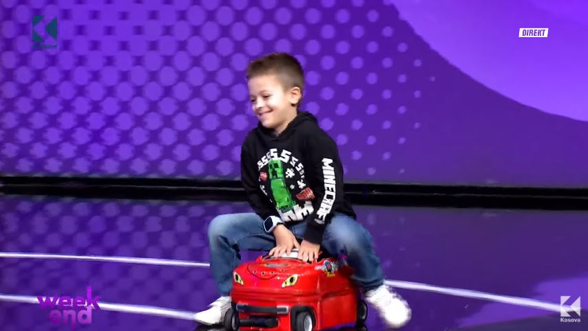 Vogëlushi Art Kyqyku mahnit me koleksionin e tij prej 300 makinave lodër