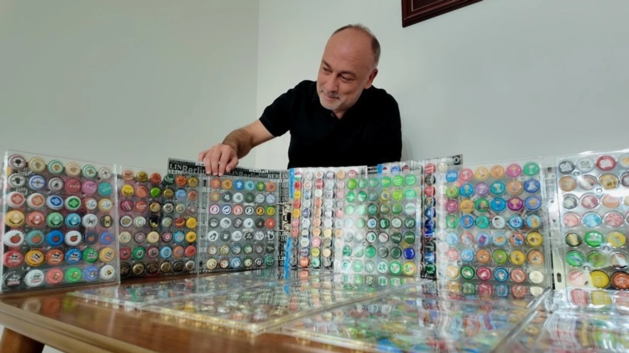 Pronari i një kompanie në Stamboll krijon koleksion unik nga kapakët e shisheve