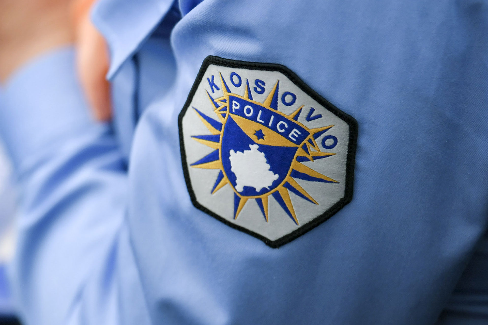 “I mituri në Istog kapet duke vozitur pa leje, ofendon policët dhe mbështetet nga nëna