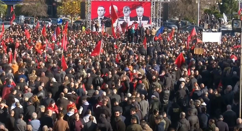 Protestë masive në mbështetje të ish-luftëtarëve të UÇK-së, mijëra protestues në sheshin “Skënderbeu” në Shkup