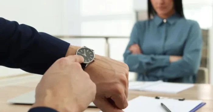 Një grua në Spanjë pushohet nga puna, arsyeja pse shkonte herët