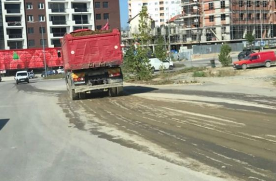 Policia shqipton gjoba prej 1 mijë euro për ndotjen e rrugëve nga kompanitë në rajonin e Prishtinës