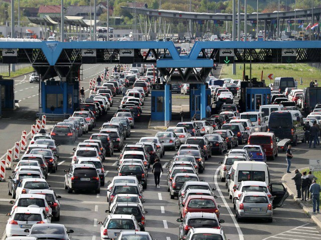 Tetë orë pritje në kufirin Kroaci – Serbi