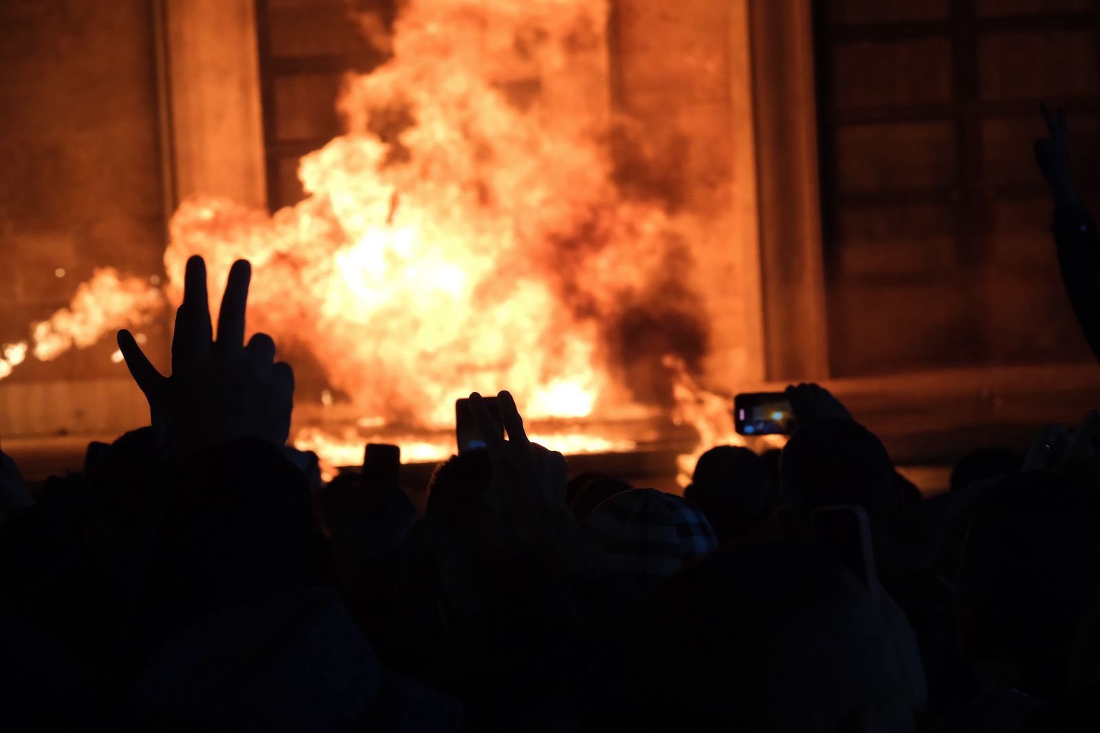 Katër të lënduar në protestën e mbrëmshme në Tiranë