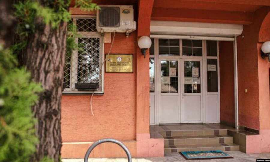 Beogradi manipulon qytetarët serbë në Kosovë, shpall konkurse ilegale