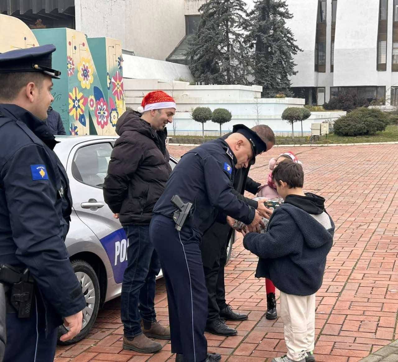 Policia në Prishtinë shpërndan dhurata për fëmijë në festat e fundvitit