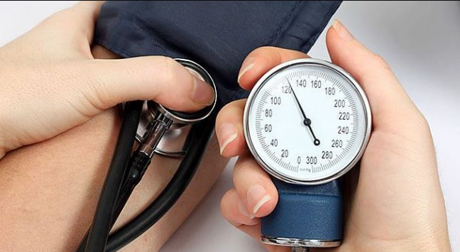 Hipertensioni te gratë, shenjat që nuk duhen neglizhuar