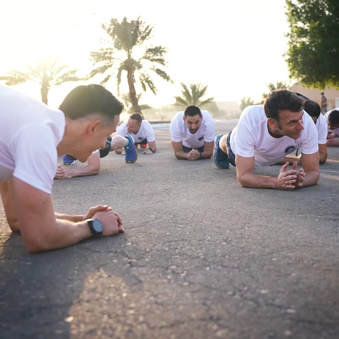 Pamje virale: Macron stërvitet krah për krah me ushtarët francezë në EBA