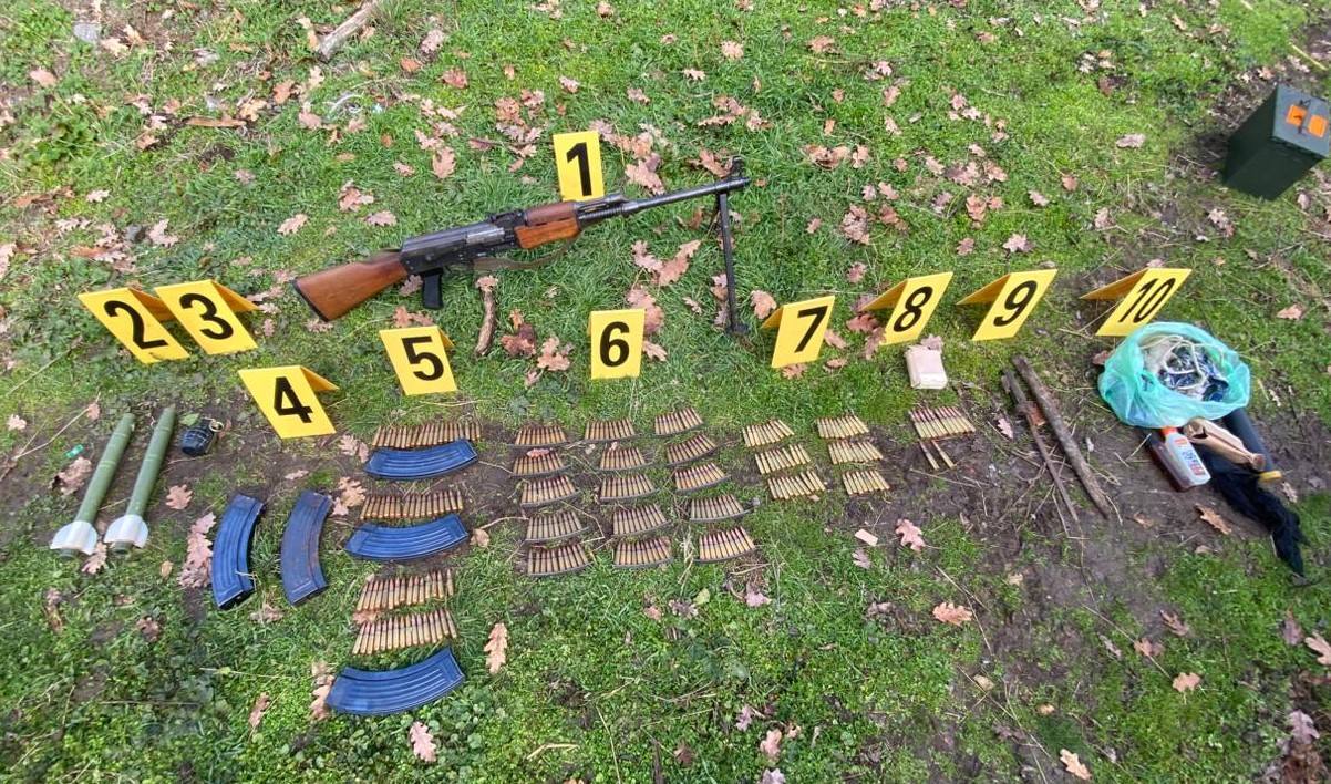 Policia zbulon armë, municion e pajisje ushtarake në Leposaviq në dy aksione, një i dyshuar ndalohet