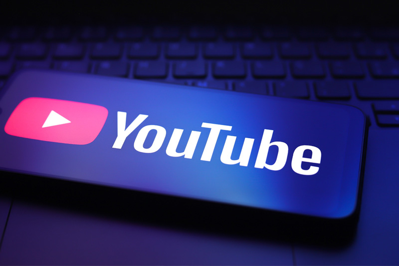 YouTube ndalon kanalet që përhapnin video mashtruese të krijuara me AI