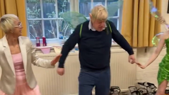 Moment viral: Boris Johnson i veshur si zanë në ditëlindjen e vajzës së tij