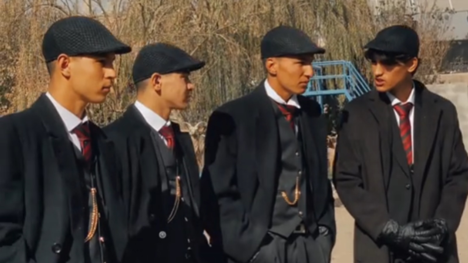 U veshën si “Peaky Blinders” në Afganistan përfundojnë në konflikt me talebanët