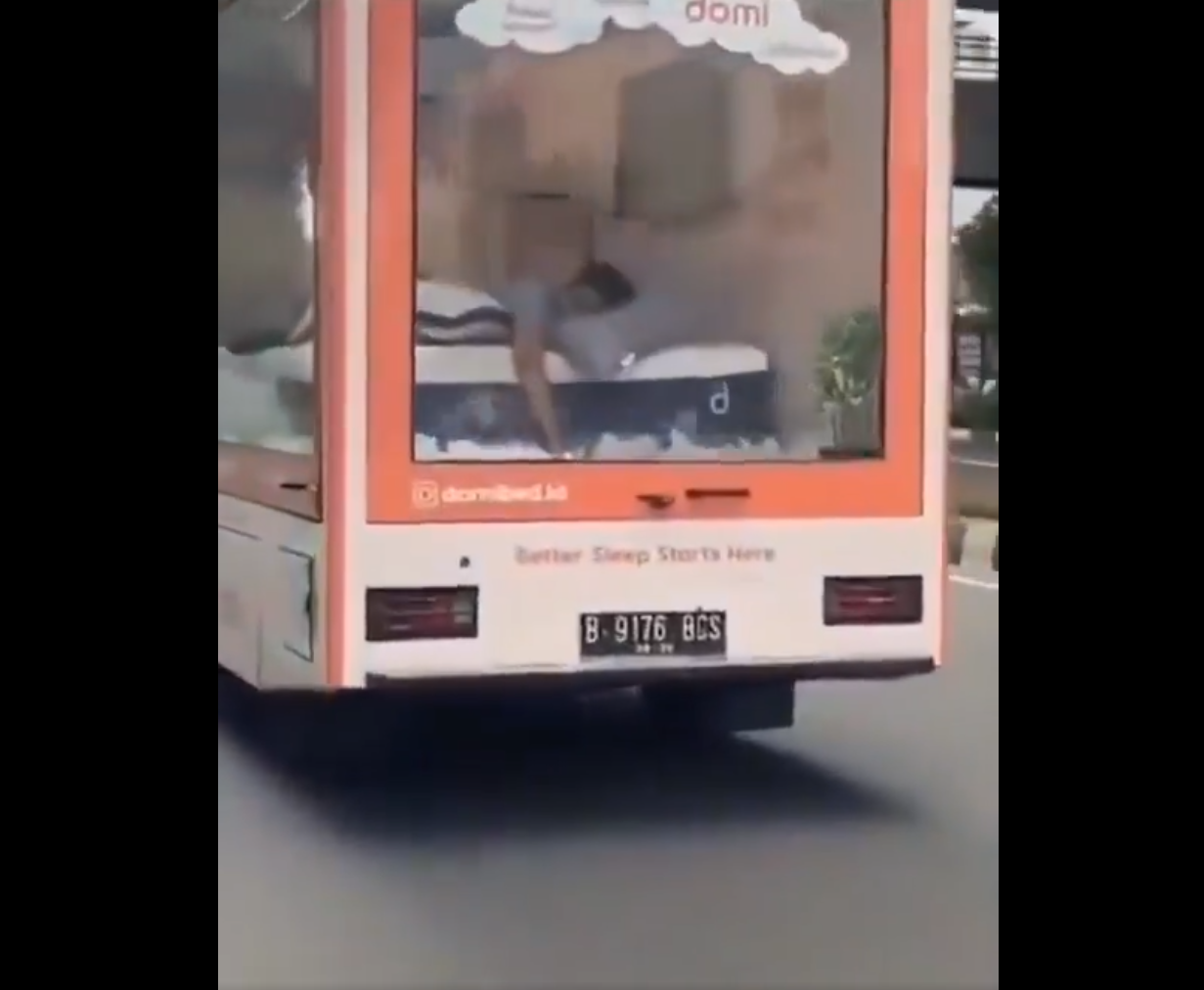 Punë e pazakontë: indoneziani paguhet për të fjetur në makinë në lëvizje