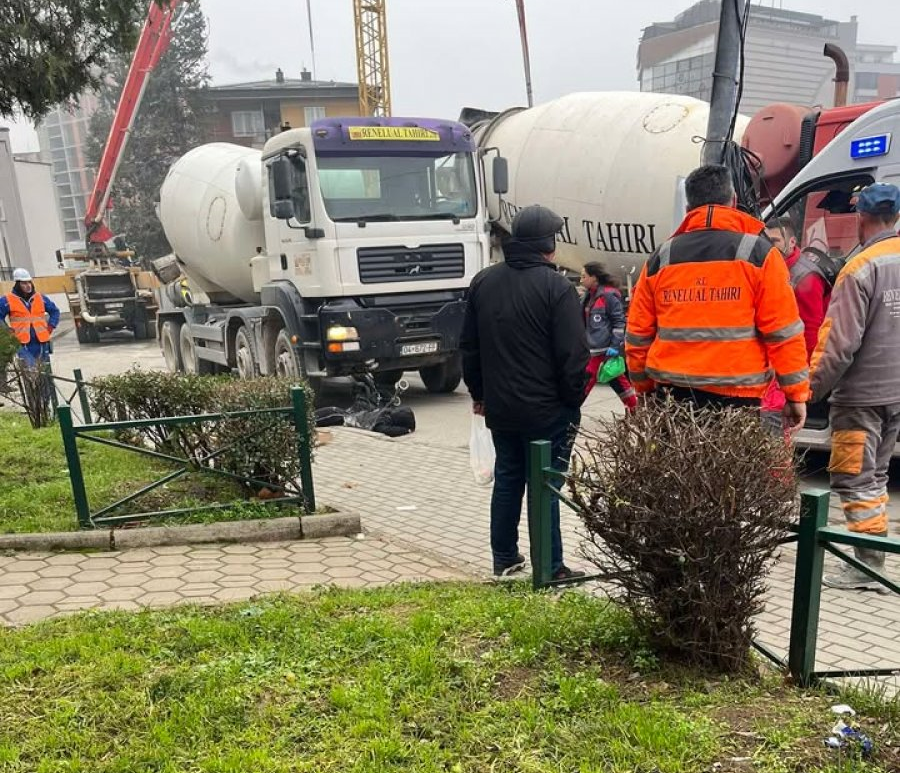 Prizren, një person humb jetën nga goditja e një kamioni me beton