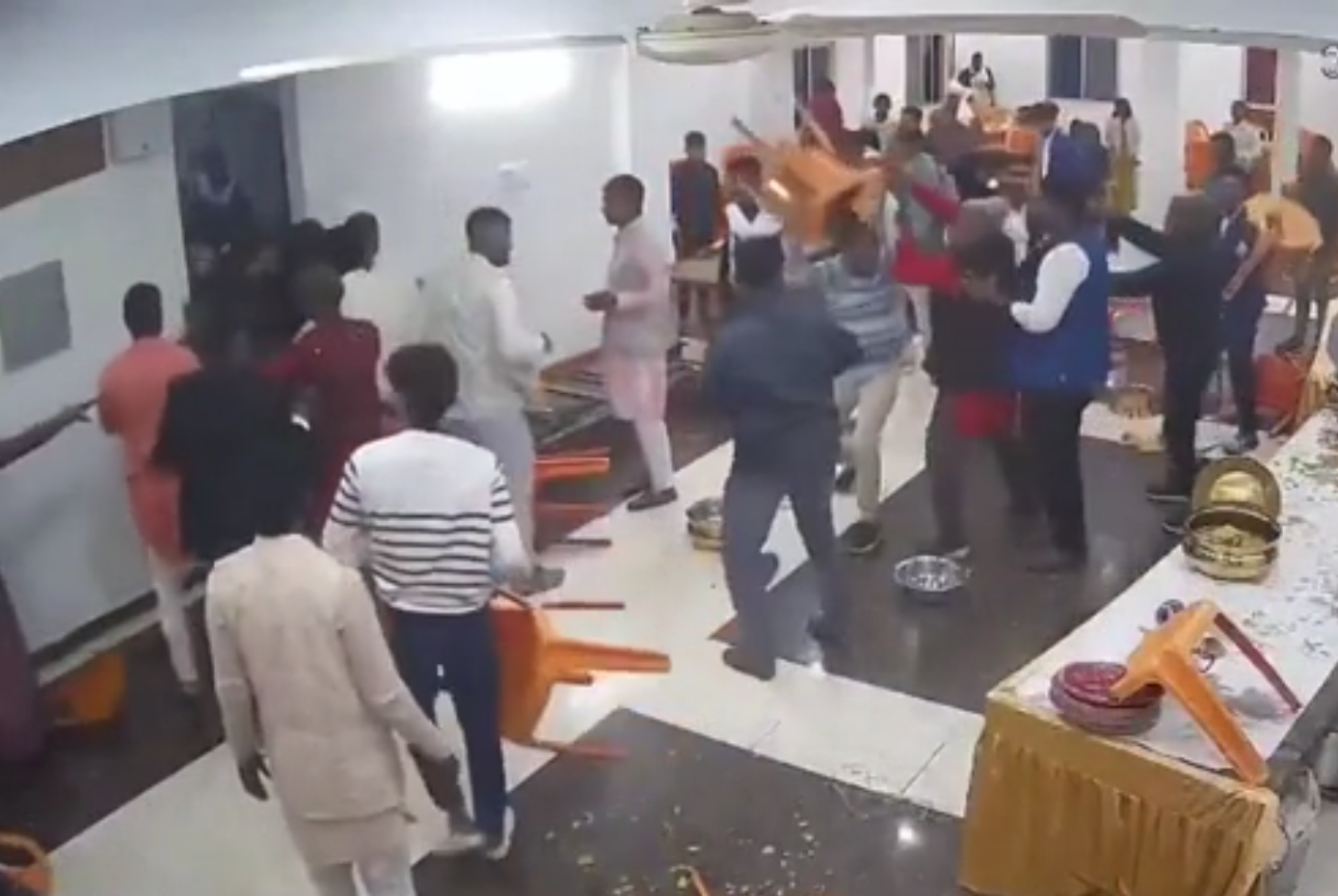 Dasma në Indi përfundojnë në sherr për mungesën e ëmbëlsirave