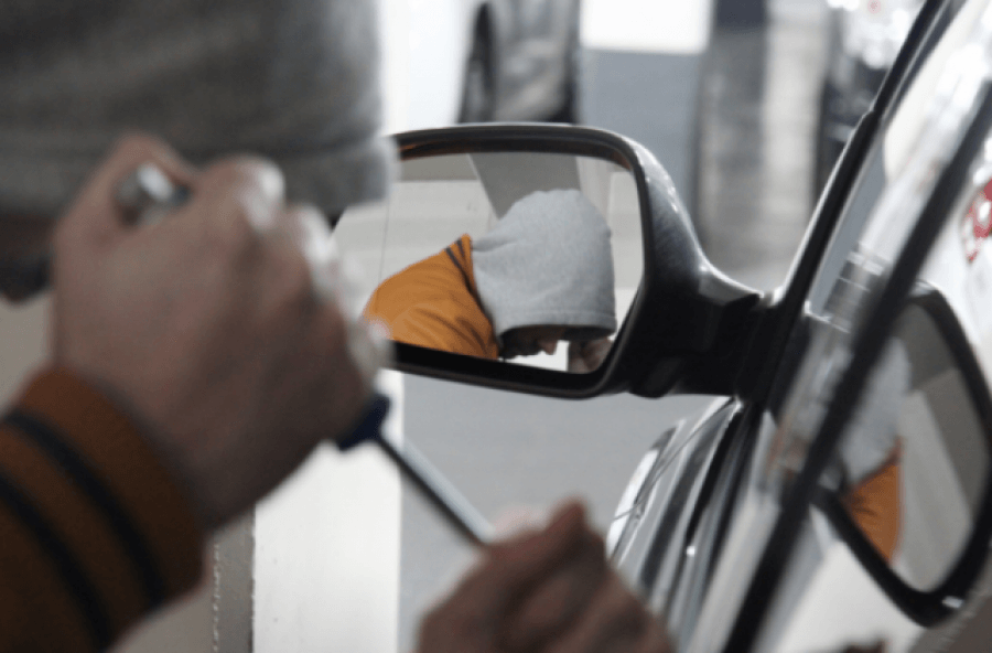 Shtatë vetura të thyera në parkingun e një objekti në Fushë-Kosovë