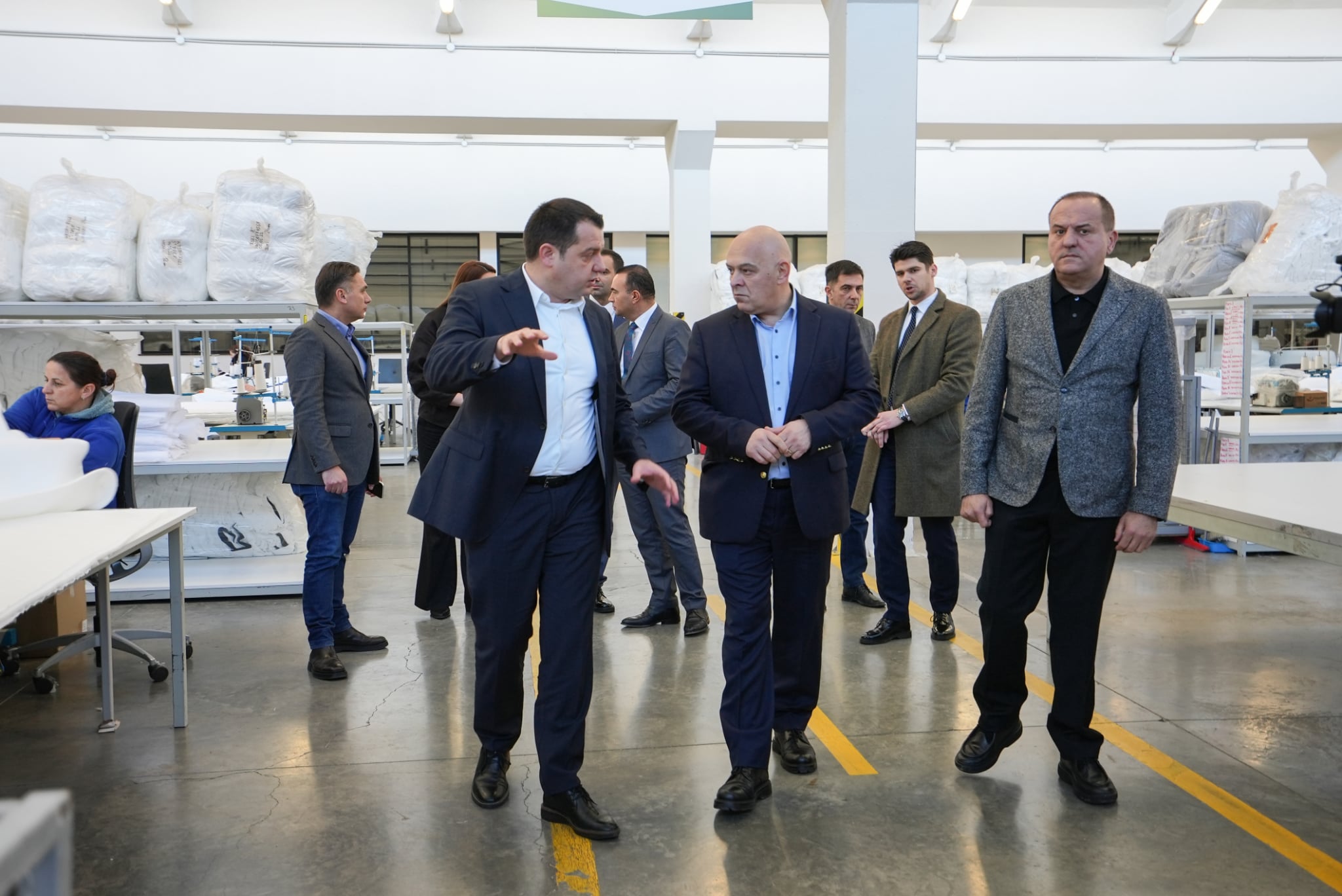 Tri ditë pas zjarrit, rifillon prodhimi në Comodita Home (VIDEO)