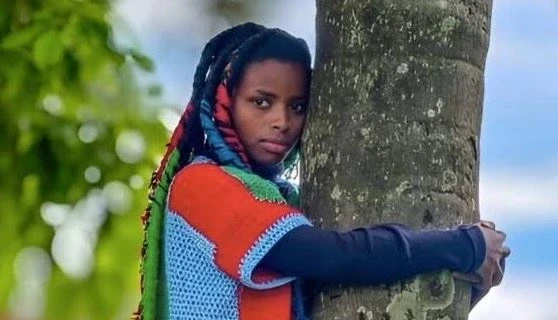 Aktivistja mjedisore hyn në Guinness pasi përqafoi një pemë për 72 orë