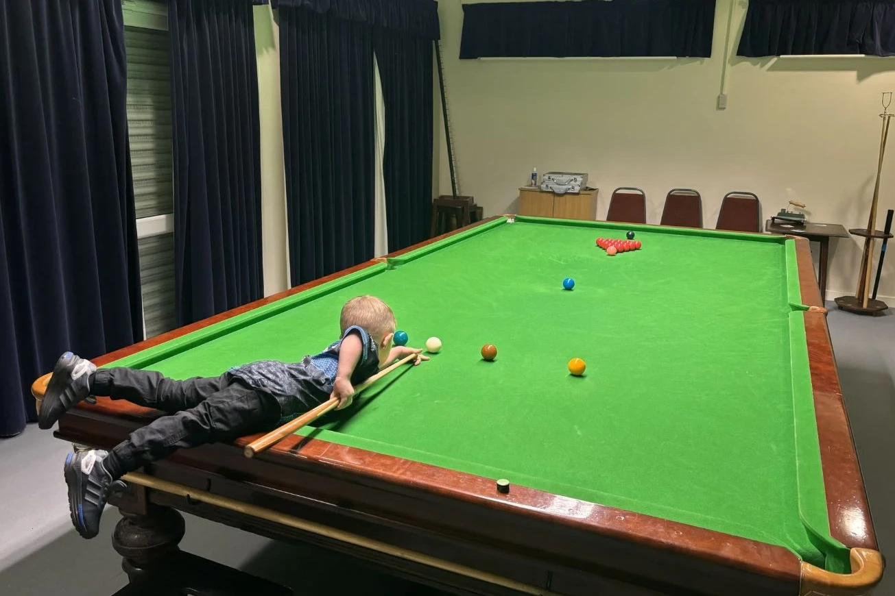 Dy vjeçari nga Anglia thyen rekorde Guinness në bilardo