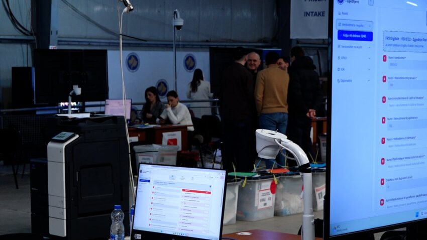 Vazhdon rinumërimi i votave në QNR, më shumë se gjysma e 914 vendvotimeve tashmë të përfunduara