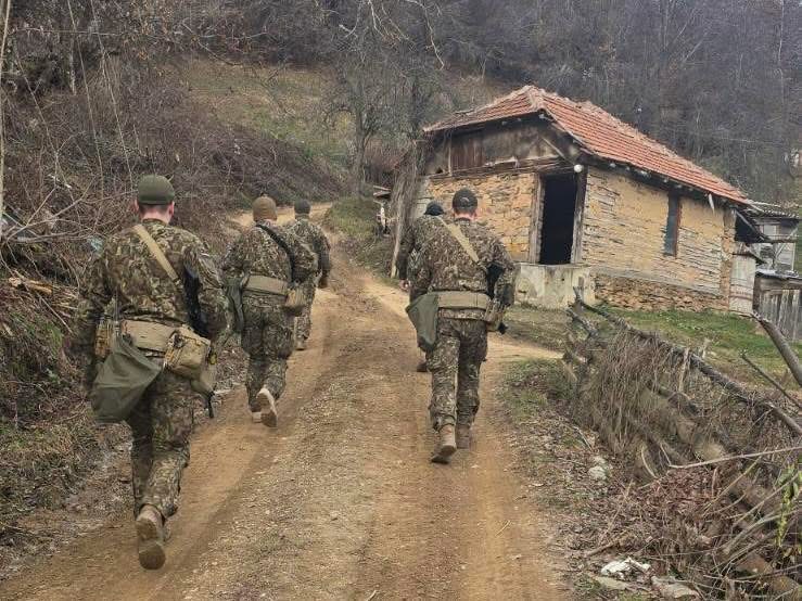 Ushtarët letonezë të KFOR-it forcojnë sigurinë në veri të Kosovës
