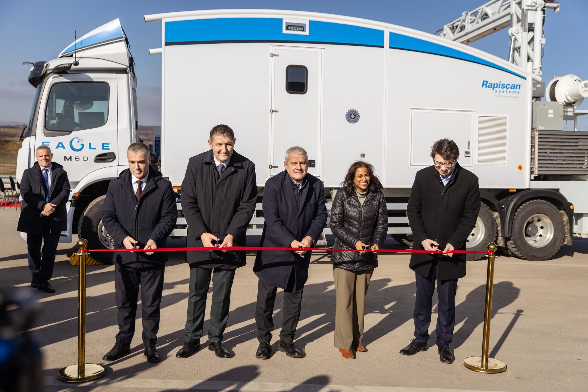 SHBA i dhuron Kosovës skaner mobil Rapiscan në vlerë 3 milionë dollarë për sigurinë kufitare