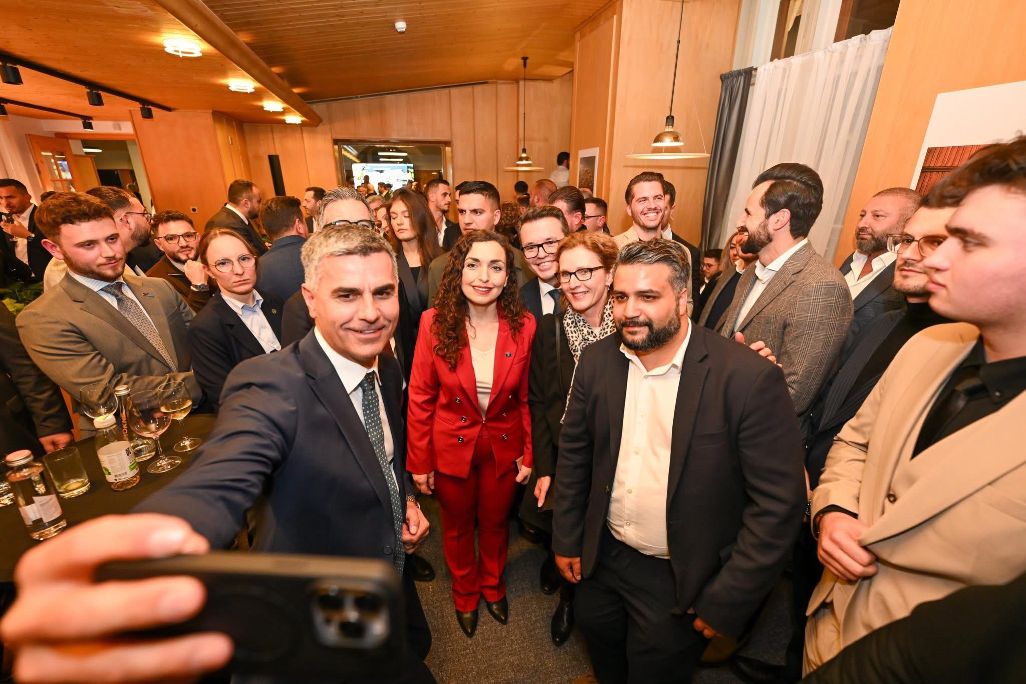 Osmani takon mërgatën shqiptare në Zvicër gjatë qëndrimit në Davos