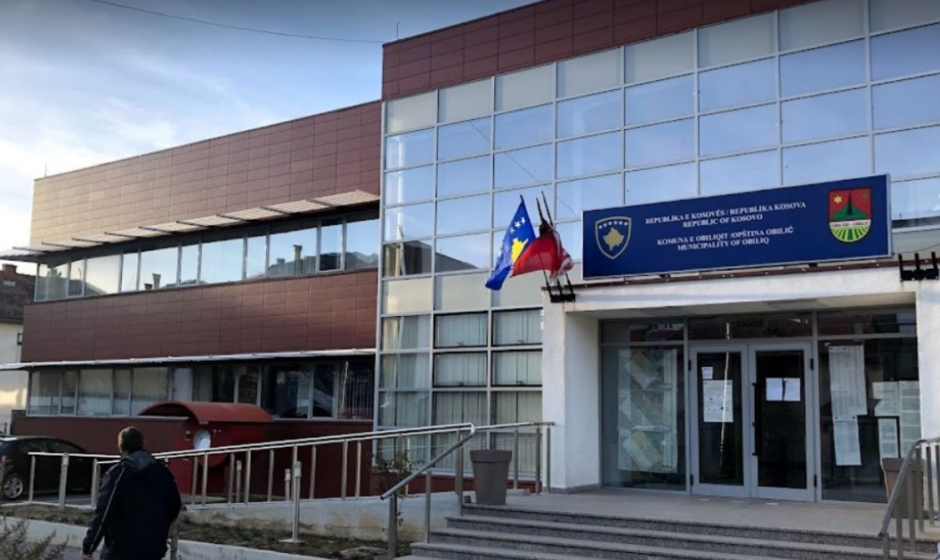 Obiliqi ashpërson masat për ndotjen e hapësirave publike