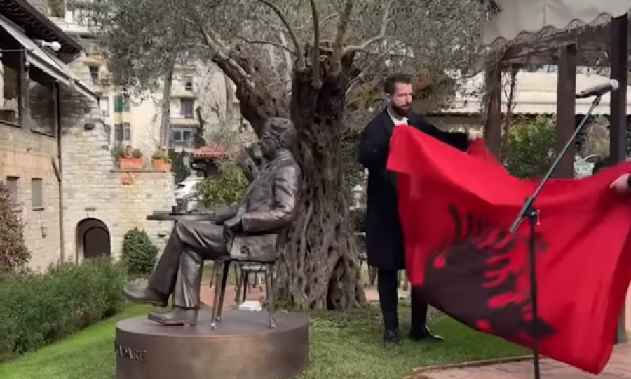Përurohet statuja e Ismail Kadaresë në 90-vjetorin e lindjes në Bar Juvenilja, aty ku zakonisht e pinte kafenë e mëngjesit në Shqipëri