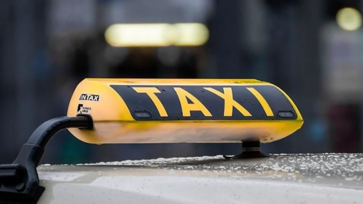 Taksisti 55-vjeçar gjendet i vdekur brenda automjetit, nisin hetimet