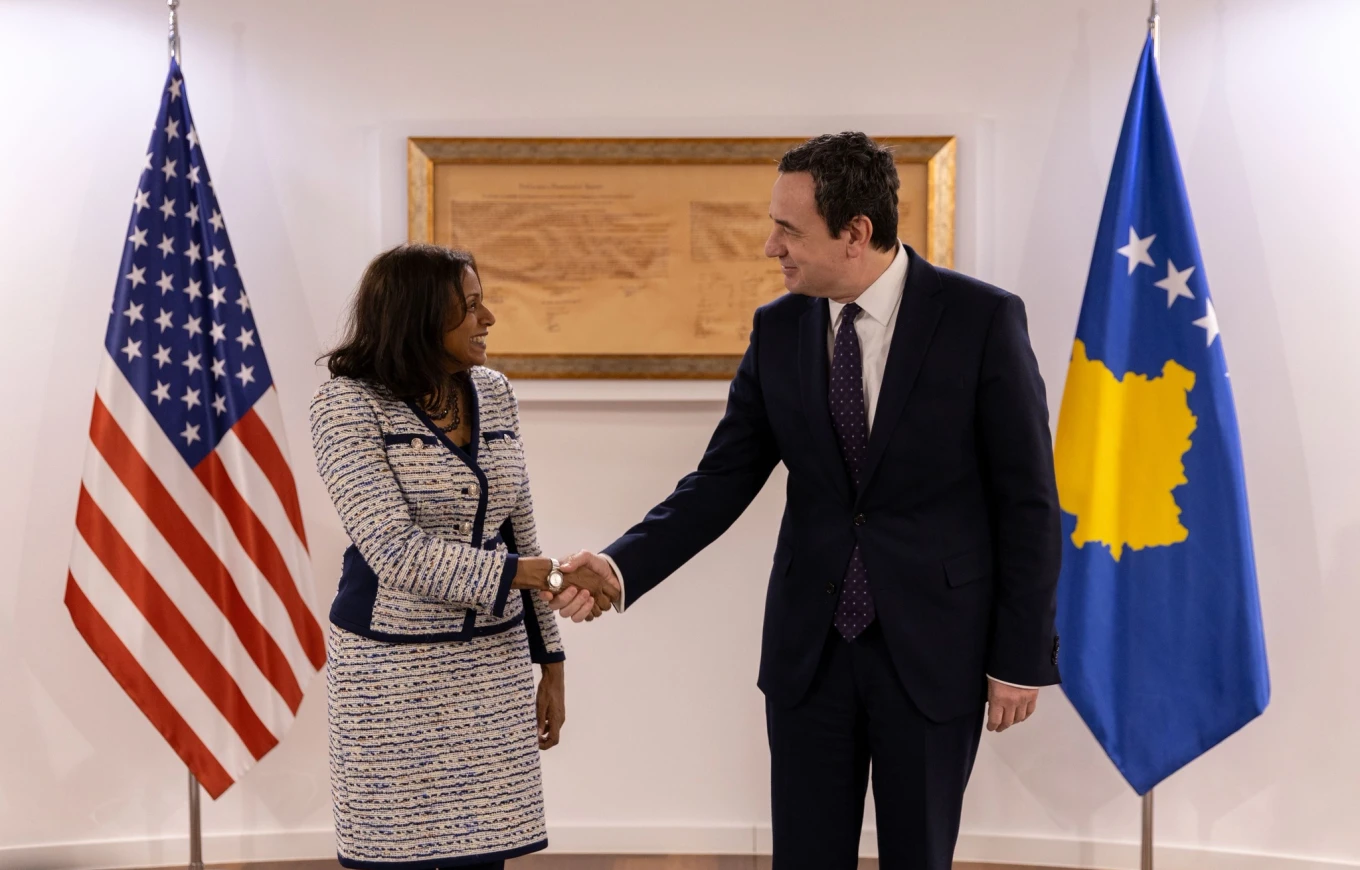 Prattipati takon Kurtin pas formimit të qeverisë së re, i kërkon angazhim për paqe dhe rritje të investimeve