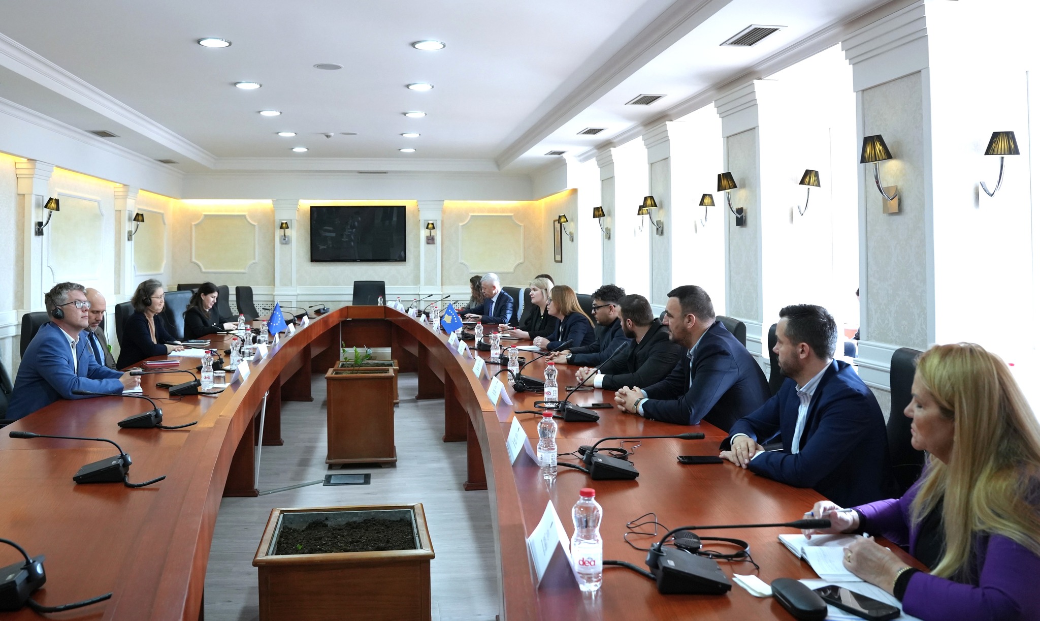 Bajrami kërkon heqjen e plotë të masave, zyrtarja e BE-së vlerëson orientimin gjeostrategjik të Kosovës