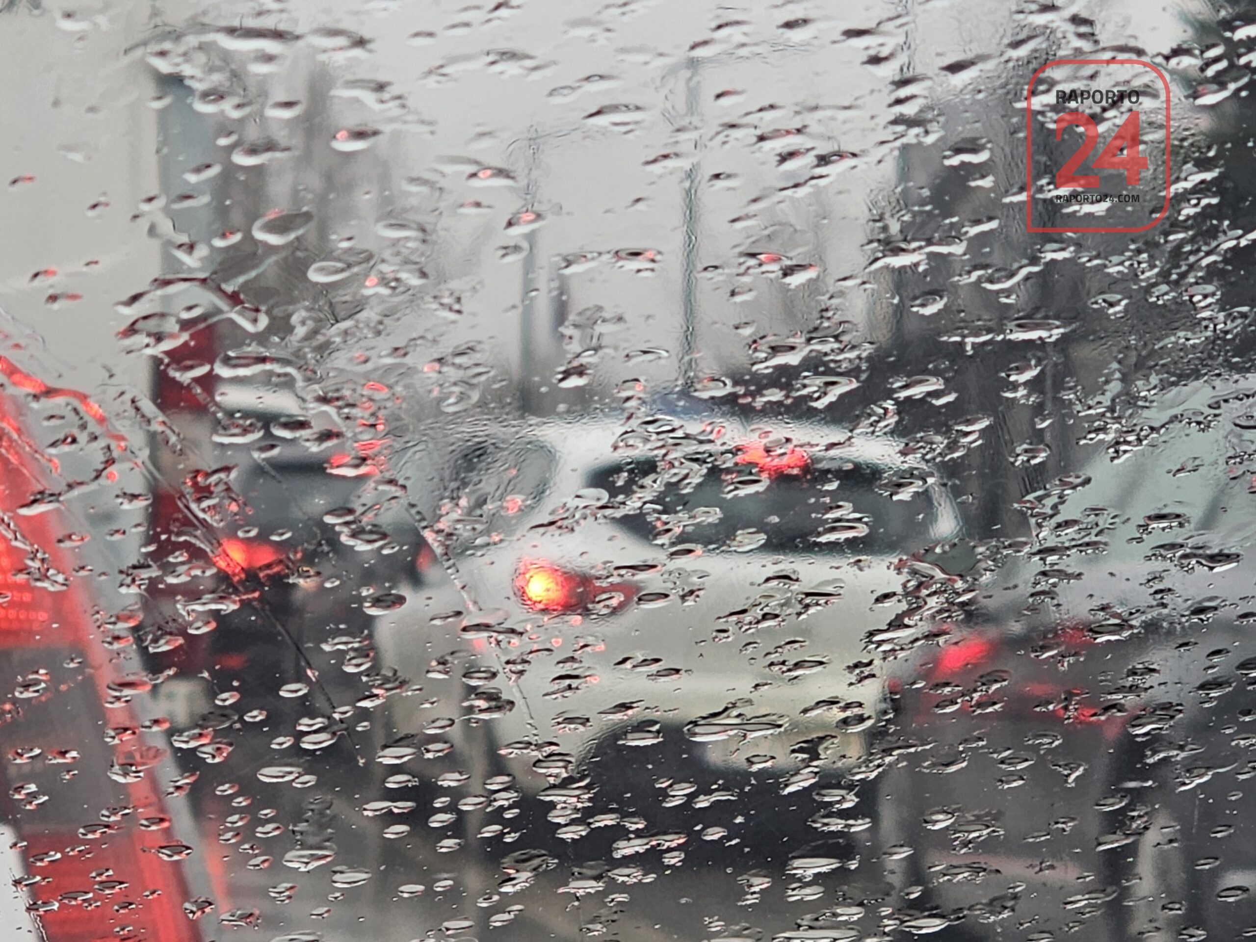 Policia apelon për kujdes të shtuar në trafik për shkak të reshjeve të shiut