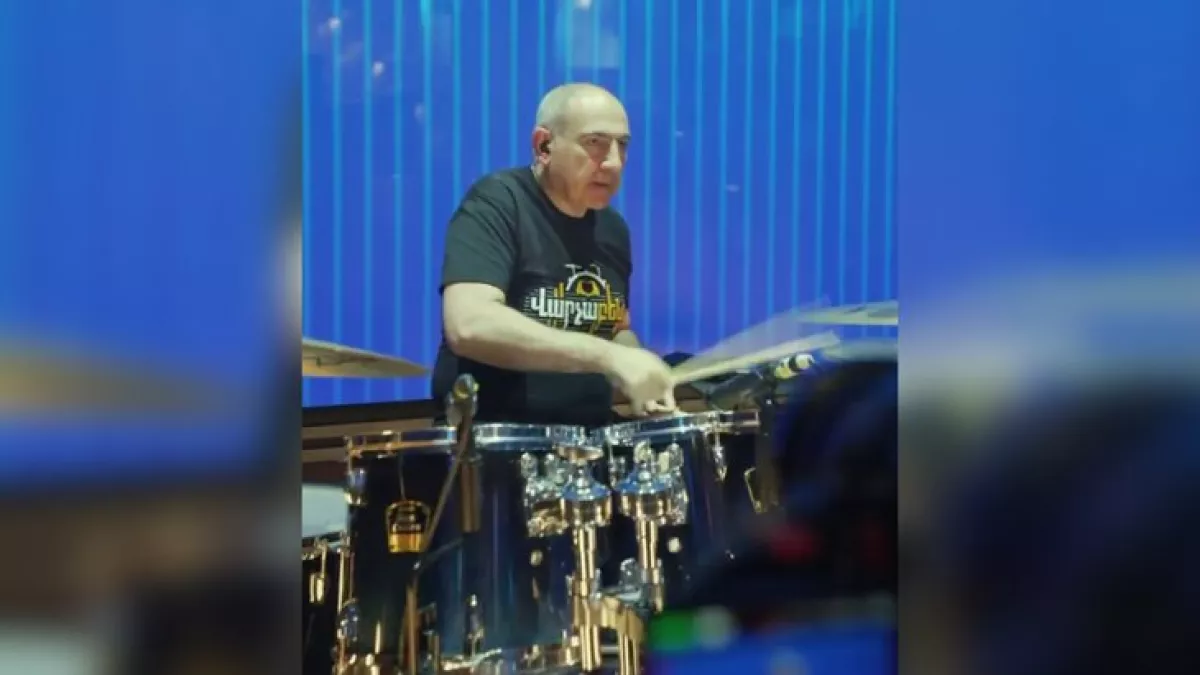 Kryeministri i Armenisë, Pashinyan surprizon publikun në Jerevan, shfaqet si baterist në skenë