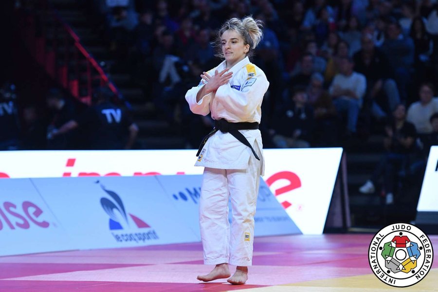 Distria Krasniqi triumfon në Paris, fiton medaljen e artë në Grand Slam