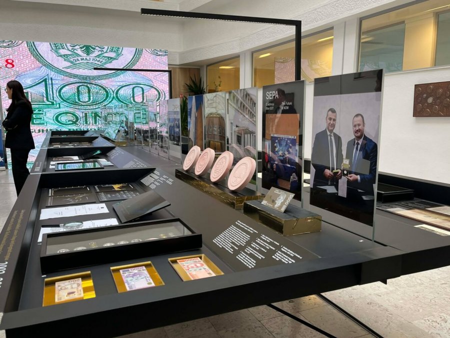 Në Prishtinë hapet ekspozita “Paraja rrëfen: 100 vjet jetë dhe ngjarje”