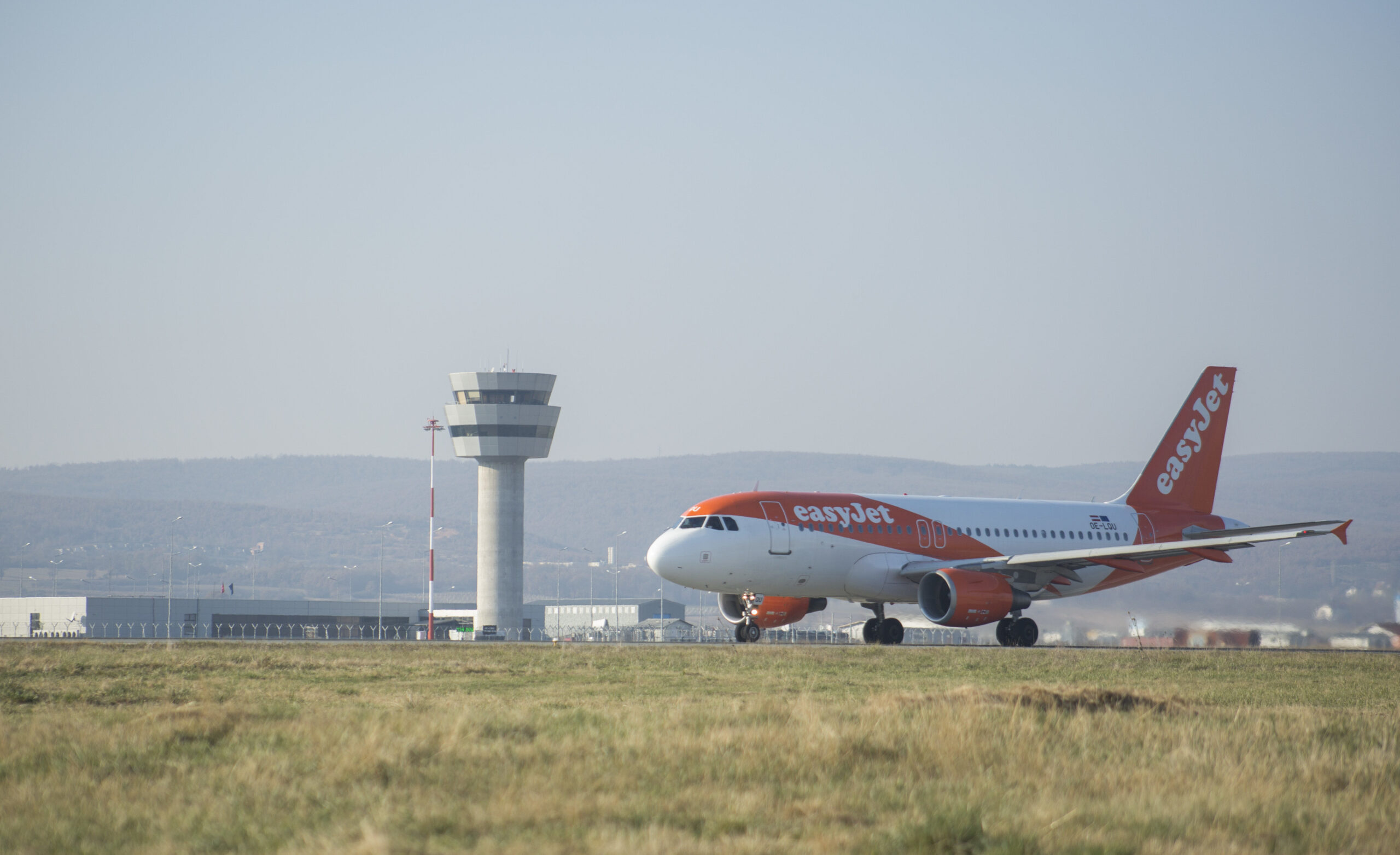 Rritje e qarkullimit në transportin ajror dhe hekurudhor në Kosovë gjatë vitit 2025