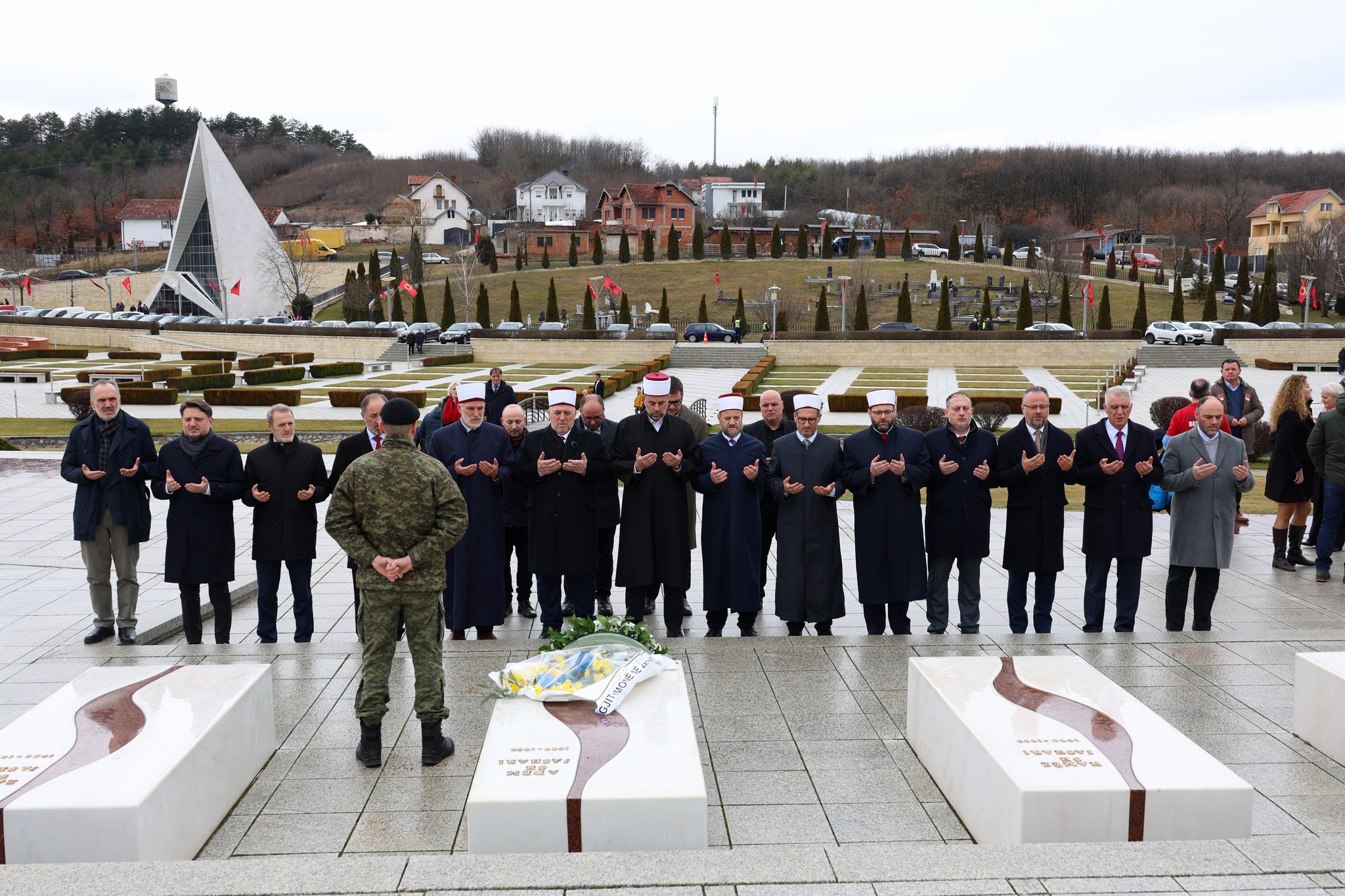 Myftiu Tërnava viziton varrezat e familjes Jashari në 18-vjetorin e Pavarësisë