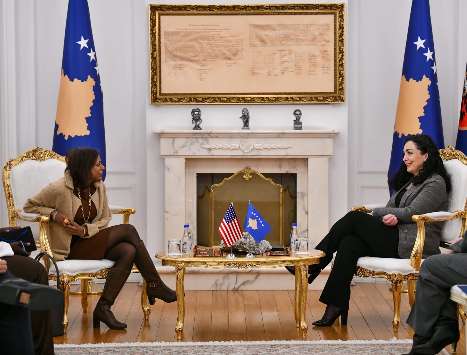 Presidentja Osmani takon të ngarkuarën me punë të SHBA-së, Anu Prattipati, flasin për konstituimin e Kuvendit dhe formimin e Qeverisë