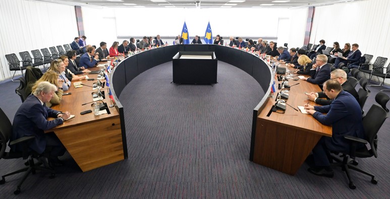 Kurti pret në takim përfaqësuesit diplomatikë për zbatimin e Ligjit për të Huajt dhe Ligjit për Automjete