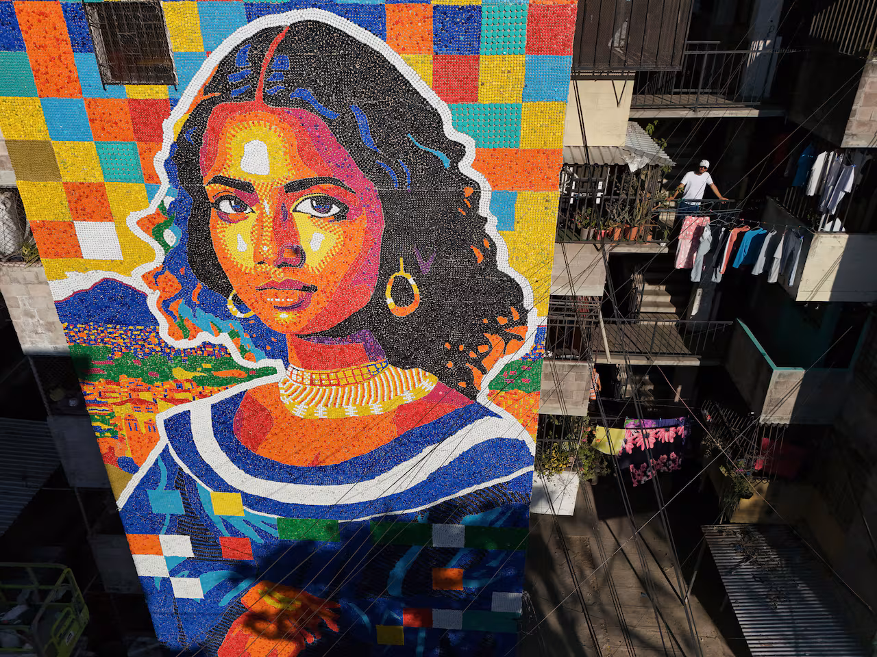 100 mijë kapakë plastikë krijojnë muralin më të madh të ricikluar në botë në El Salvador