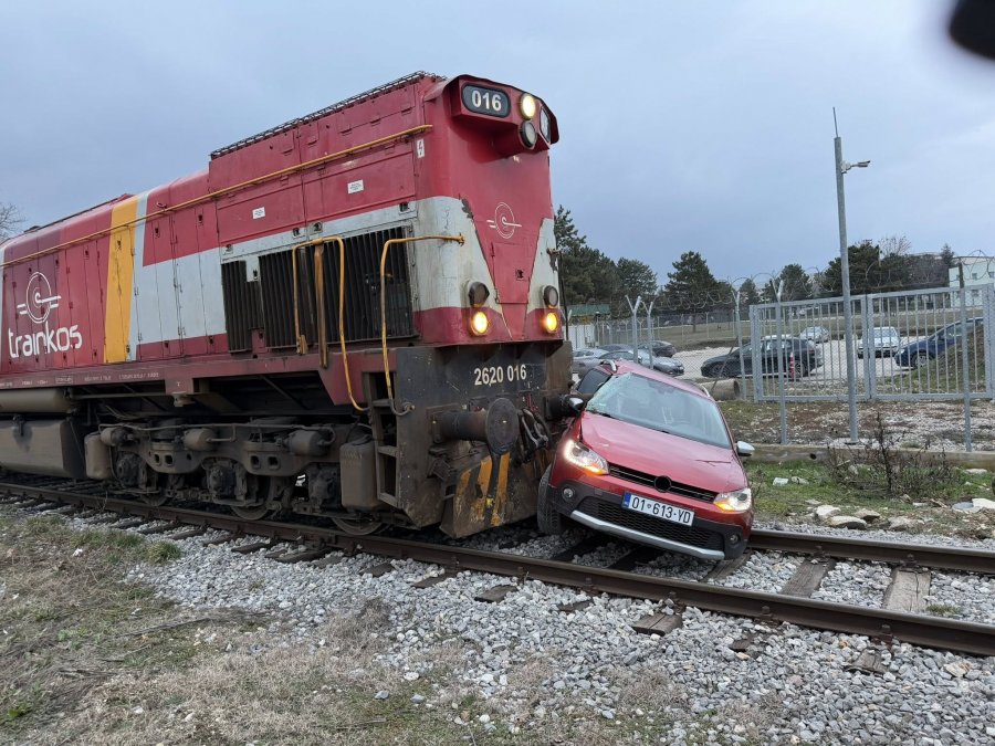 Aksident mes veturës dhe trenit në Prishtinë, lëndohet një pjesëtar i FSK-së